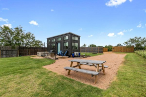 Henley-Lux Tiny Home-Hot Tub-Fire Pit